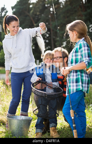 Famiglia ammirando pesca di cattura Foto Stock