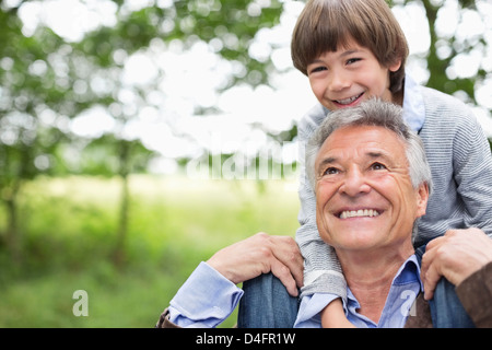 Uomo nipote che porta sulle sue spalle Foto Stock