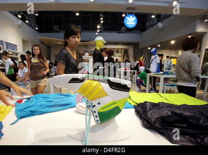 Una vista interna del nuovo "Adidas Brand Center', finora la più grande del mondo di adidas store, a Pechino, in Cina, il 19 agosto 2008. Il negozio copre 3,170mq e quattro piani di 'Sanlitun Village Shopping Centre'. Foto: Federico Gambarini Foto Stock