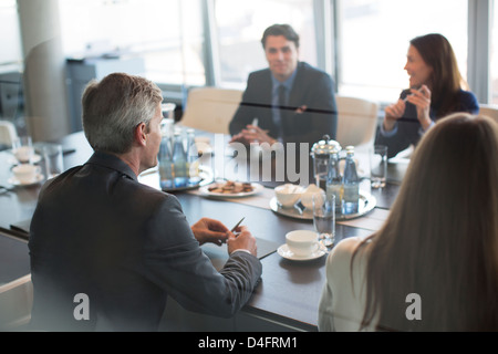 La gente di affari di parlare in riunione Foto Stock