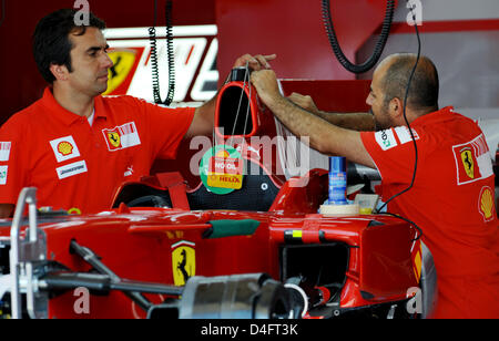 I meccanici della scuderia Ferrari preparare una vettura da gara a Valencia circuito cittadino di Valencia, Spagna, 21 agosto 2008. Formula 1 Gran Premio d'Europa si terrà per le strade di Valencia il 24 agosto 2008. Foto: Carmen Jaspersen Foto Stock