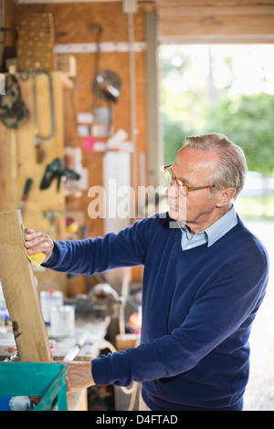 Uomo al lavoro in garage Foto Stock