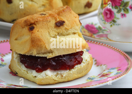 Cornetto con confettura di fragole e clotted cream, close up Foto Stock