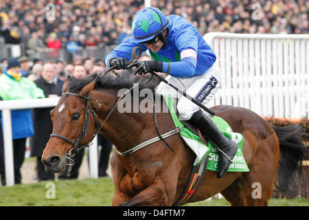 12.03.2013 - Cheltenham; Hurricane Fly, cavalcato da Walsh Rubino vince il Stan James Campione Hurdle Challenge Trophy grado 1. Credito: Lajos-Eric Balogh/turfstock.com Foto Stock