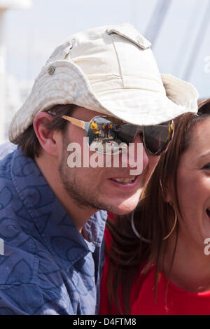 Tenerife. 13 marzo 2013. Jarle Andhoy e Angela Tavio al lancio ufficiale del più grande del mondo un messaggio in bottiglia ha avuto luogo a San Miguel Marina. La cerimonia di lancio condotta da Miss Tenerife Sur, Sady Chavez e polare norvegese explorer Jarle Andhoy ceremoniously chi ha rotto una bottiglia di soda da solista pop per l'occasione. Il bottlre sarà trainato fuori al mare e insieme alla deriva e chi lo trova come si arriva a terra saranno premiati con un premio dal solo soft drinks company. Credito: Phil Crean un / Alamy Live News Foto Stock