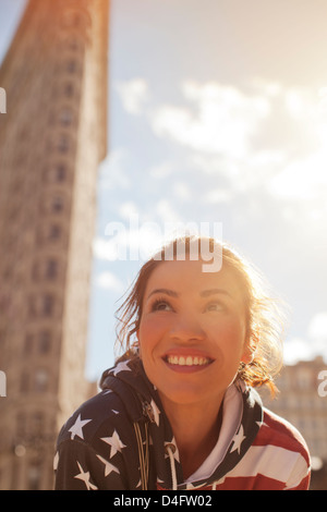 Donna sorridente su una strada di città Foto Stock