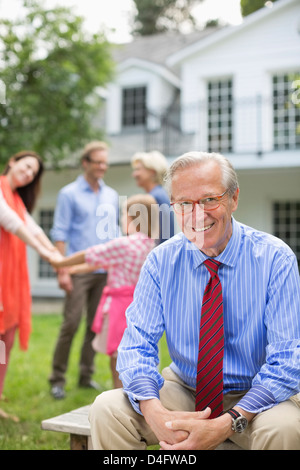 Uomo sorridente al di fuori casa Foto Stock