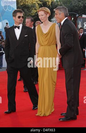 Attori Brad Pitt (L-R), Tilda Swinton e George Clooney assistere alla serata di apertura dello screening per il film 'Burn dopo la lettura" al sessantacinquesimo Festival del Cinema di Venezia a Venezia, Italia, 27 agosto 2008. Foto: Hubert Boesl Foto Stock