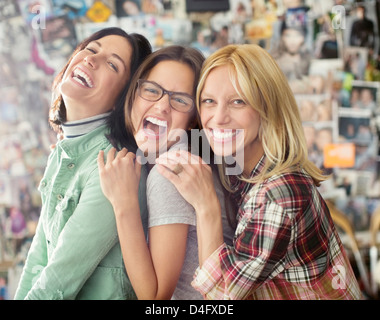 Donna sorridente in posa insieme Foto Stock