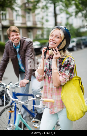 Donna di fissaggio casco per bicicletta Foto Stock