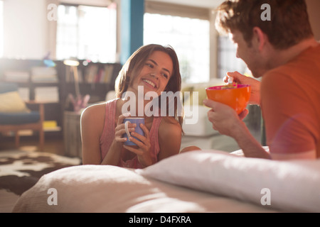 Giovane avente la colazione a letto insieme Foto Stock