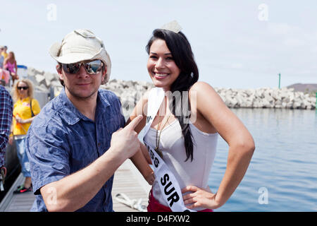 Tenerife. 13 marzo 2013. Jarle Andhoy e Sady Chavez, Miss Tenerife Sur con il lancio ufficiale del più grande del mondo un messaggio in bottiglia ha avuto luogo a San Miguel Marina. La cerimonia di lancio condotta da Miss Tenerife Sur, Sady Chavez e polare norvegese explorer Jarle Andhoy ceremoniously chi ha rotto una bottiglia di soda da solista pop per l'occasione. Il bottlre sarà trainato fuori al mare e insieme alla deriva e chi lo trova come si arriva a terra saranno premiati con un premio dal solo soft drinks company. Credito: Phil Crean un / Alamy Live News Foto Stock