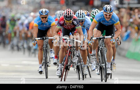 Il tedesco Andre Greipel (R) del Team Columbia si aggiudica la quarta tappa della corsa di ciclismo " Tour della Germania" davanti a Australian Robbie McEwan (2-R, Silence-Lotto) in Mainz, Germania, 02 settembre 2008. Il quarto stadio led da Wiesloch a Mainz, coprendo 174km. " Tour della Germania' 2008 conta otto stadi da Kitzbuehel Austria a Brema, in Germania, per un importo totale di 1,408.6 km. Foto: Gero Br Foto Stock