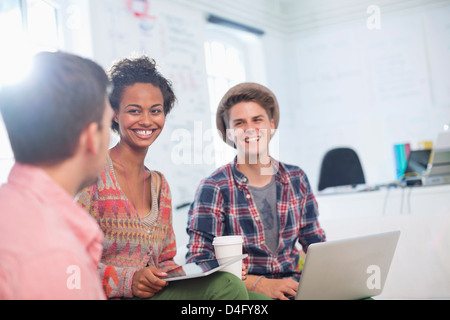 La gente di affari di parlare in ufficio Foto Stock