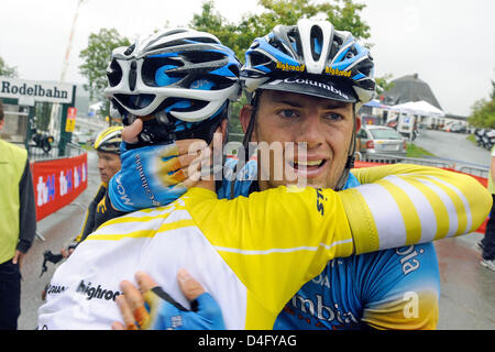 Ciclista tedesco Gerald Ciolek del Team Columbia è abbracciato dalla sua parte posteriore gunner Linus Gerdemann in maglia gialla del leader globale dopo aver conquistato la quinta tappa della corsa di ciclismo " Tour della Germania" a Winterberg, Germania, 03 settembre 2008. La tappa è stata 218,4 chilometri e portato da Magonza a Winterberg. Il 'Giro di Germania' 2008 conta otto stadio da Kitzbuehel, Austria Foto Stock