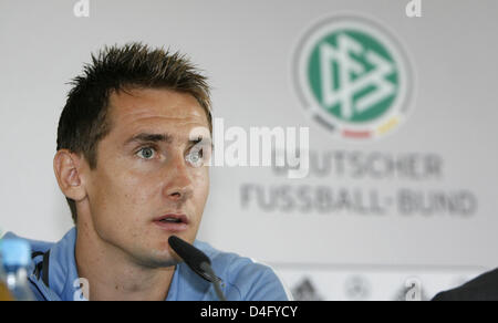 Tedesco riscontro internazionale Miroslav KLOSE nella foto durante una conferenza stampa a Oberhaching, Germania, 04 settembre 2008. Il tedesco della squadra nazionale dovrà affrontare le squadre del Liechtenstein il 06 settembre e in Finlandia il 10 settembre per la Coppa del Mondo FIFA 2010 qualificazioni. Foto: ANGELIKA WARMUTH Foto Stock