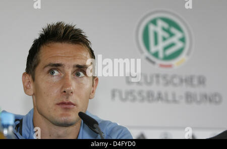 Tedesco riscontro internazionale Miroslav KLOSE nella foto durante una conferenza stampa a Oberhaching, Germania, 04 settembre 2008. Il tedesco della squadra nazionale dovrà affrontare le squadre del Liechtenstein il 06 settembre e in Finlandia il 10 settembre per la Coppa del Mondo FIFA 2010 qualificazioni. Foto: ANGELIKA WARMUTH Foto Stock