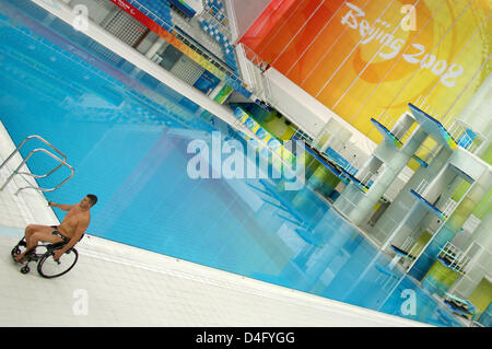 Un nuotatore in una sedia a rotelle esercizi a un pool prima per i Giochi paralimpici di Pechino, Cina, 05 settembre 2008. Le Paralimpiadi sarà lanciato il 06 settembre. Foto: Rolf Vennenbernd Foto Stock