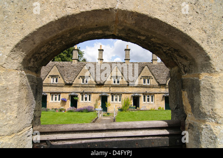 La capanna gli ospizi di carità, in Church Street, Chipping Norton, Cotswolds, Inghilterra) sono state costruite da Henry Cornish nel 1640. In origine vi erano otto case (con nove camini), ma ora sono state convertite in quattro grandi abitazioni. Foto Stock