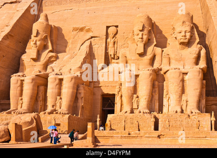 Turisti di viaggi al di fuori dell'ingresso del Grande Tempio di Ramses II Abu Simbel Aswan Egitto Medio Oriente Foto Stock