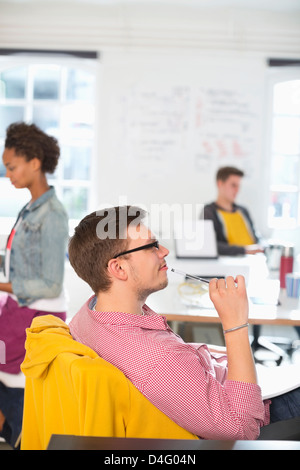 Imprenditore pensando in ufficio Foto Stock