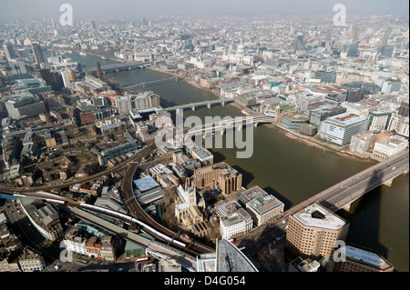 Ampio angolo di vista aerea del Tamigi che mostra diversi ponti compresi, Londra, Southwalk, Millenium e Blackfriars. Foto Stock