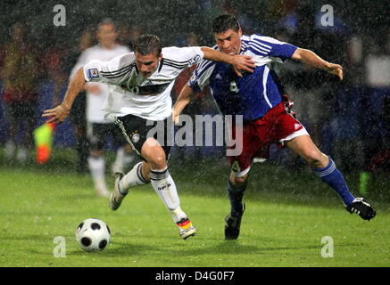 La Germania Lukas Podolski (L) combatte per la sfera contro il Liechtenstein è Fabio D Elia durante la Coppa del Mondo il qualificatore Liechtenstein vs Germania a 'Rheinpark Stadium" di Vaduz, Liechtenstein, 06 settembre 2008. La Germania ha vinto la partita da 6-0. Foto: Bernd Weissbrod Foto Stock