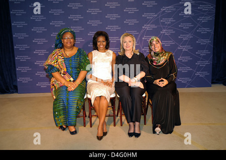 Segretario Clinton e la First Lady con Obama 2011 Premio Nobel per la pace laureati Leymah Gbowee e Tawakkol Karman Foto Stock