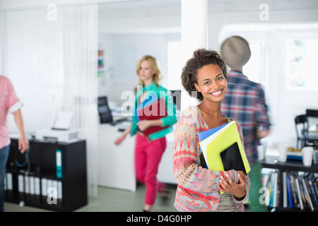 Imprenditrice che trasportano le cartelle di Office Foto Stock