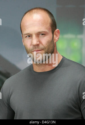 Attore britannico Jason Statham pone durante il photocall per il film "Corsa di morte" a Berlino, Germania, 11 settembre 2008. Il remake del classico cestino 'Death gara 2000', in cui i detenuti frequentare un carcere-gara, sarà di premiere in tedesco cinema il 27 novembre 2008. Foto: Jens KALAENE Foto Stock