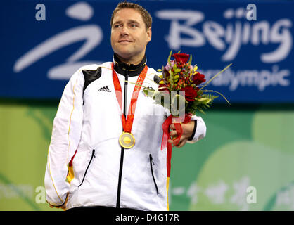 Tabella tedesco giocatore di tennis Jochen Wollmert presenta la sua medaglia d'oro alle Olimpiadi di Pechino 2008 Giochi Paralimpici a Pechino in Cina, 11 settembre 2008. Foto: Rolf Vennenbernd Foto Stock