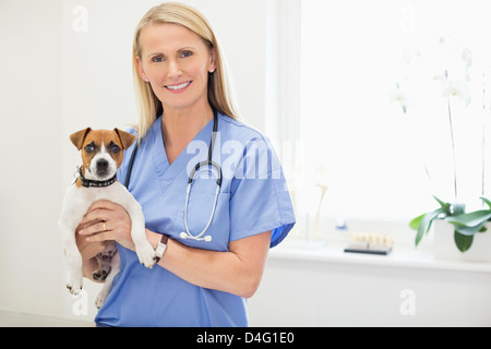 Veterinario azienda cane nella vet chirurgia dell Foto Stock