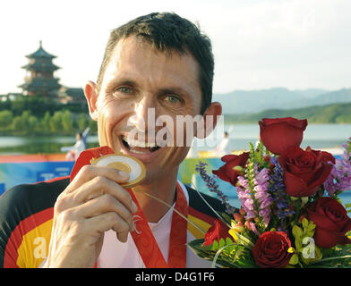 Michael Teuber dalla Germania morde la sua medaglia d oro dopo la sua vittoria nella cronometro individuale su strada al 2008 Giochi Paralimpici a Pechino in Cina, 12 settembre 2008. Foto: Kai-Uwe Waerner Foto Stock