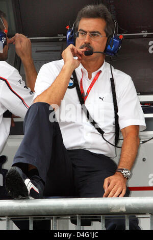 Tedesco dr. Mario Theissen, direttore di BMW Motorsport di BMW Sauber, comunica durante la seconda sessione di prove libere in Autodromo Nazionale di Monza il circuito di Monza, Italia, 12 settembre 2008. Formula 1 Gran Premio d Italia si terrà il 14 settembre 2008. Foto: Jens Buettner Foto Stock