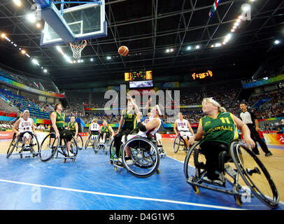 Le squadre degli Stati Uniti (bianco) e Autralia (verdi) svolgono le semifinali a Pechino 2008 Giochi Paralimpici a Pechino in Cina, 13 settembre 2008. Foto: ROLF VENNENBERND Foto Stock