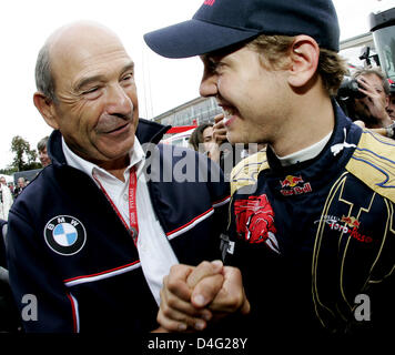 Svizzero Peter Sauber (L), il team di advisor per la BMW Sauber, si congratula con il tedesco di Formula Uno pilota Sebastian Vettel della Scuderia Toro Rosso-Ferrari dopo aver vinto il Gran Premio di Formula 1 di Italia a Autodromo Nazionale di Monza il circuito di Monza, Italia, 14 settembre 2008. Foto: Felix Heyder Foto Stock