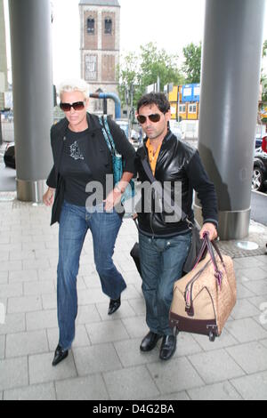 Attrice danese Brigitte Nielsen e suo marito Mattia Dessi arriva al Hotel Intercontinental a Colonia, Germania, 13 settembre 2008. Nielsen sarà ospite del programma televisivo "Guinness World Record - Il più grande record del mondo". Foto: Patrick Staubesand Foto Stock