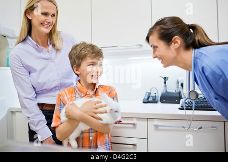 Veterinario a parlare con il proprietario del pet in vet chirurgia dell Foto Stock