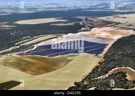 L'handout relseased dalla Kyocera fornisce una vista aerea presi in agosto 2008 nel corso di uno dei più grandi del mondo di impianto fotovoltaico, con una superficie totale di 80 ettari, vicino a Castilla La Mancha, in Spagna. L'impianto dotato di moduli solari del produttore giapponese Kyocera è gestito dalla società spagnola Avanzalia ed è ancora in fase di estesi, eppure in grado di prodiving 18 megawatt di potenza som Foto Stock