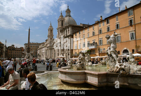 La foto mostra la Piazza Navona con le sue tre fontane a Roma, in una delle più belle piazze di Roma, Italia, 04 maggio 2008. In primo piano, la Fontana del Nettuno con la Neptun, il dio delle acque e del mare e può essere visto. Sullo sfondo la chiesa di Sant' Agnese è raffigurato. Il byname 'in agone" - nell'arena - ricorda l'antico Circo di Domiziano sulla pianta del piano di cui il presente Foto Stock