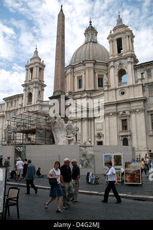 La foto mostra la Piazza Navona con le sue tre fontane a Roma, in una delle più belle piazze di Roma, Italia, 04 maggio 2008. In primo piano, la Fontana dei Quattro Fiumoi, la centrale di Fontana dei Quattro Fiumi che è scaffolded a causa di lavori di restauro, può essere visto. Sullo sfondo la chiesa di Sant' Agnese è raffigurato. Il byname 'in agone" - nell'arena - ricorda l'ancien Foto Stock