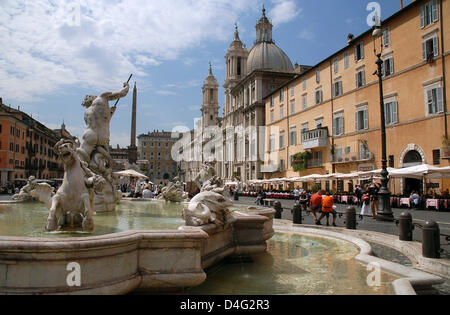 La foto mostra la Piazza Navona con le sue tre fontane a Roma, in una delle più belle piazze di Roma, Italia, 04 maggio 2008. In primo piano, la Fontana del Nettuno con la Neptun, il dio delle acque e del mare e può essere visto. Sullo sfondo la chiesa di Sant' Agnese è raffigurato. La sua byname 'in agone" - nell'arena - ricorda l'antico Circo di Domiziano sulla pianta del piano di cui il presente Foto Stock