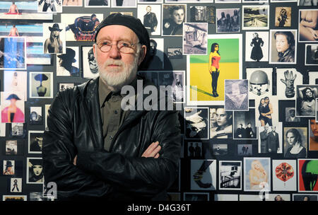 Albert Watson, fotografo e nativo scozzese, pone di fronte a foto a Duesseldorf in Germania, 20 settembre 2008. Come commerciale e il fotografo di moda Watson è stato il successo a livello internazionale dal momento che la metà di 70s. "Migliori dell' è il nome di Watson prima mostra visualizzati in un museo tedesco. La mostra si svolgerà dal 21 settembre 2008 fino al 18 gennaio 2009 a Duesse Foto Stock