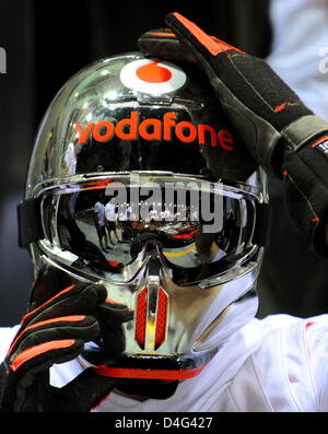 La pitlane viene specchiata nel casco di una McLaren Mercedes meccanico a circuito cittadino di Marina Bay a Singapore, Singapore, 25 settembre 2008. Singapore ospiterà la Formula Uno inaugurale della sera Grand Prix street race il 28 settembre 2008. Foto: Frank può Foto Stock