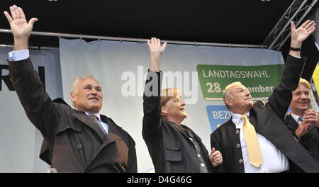 (L-R) Erwin Huber, presidente della Baviera con la sua sentenza Chrisitian Unione Sociale (CSU), il Cancelliere tedesco Angela Merkel e il Primo Ministro bavarese Guenther Beckstein (CSU), nella foto durante una CSU campagna elettorale evento a Monaco di Baviera, Germania, il 26 settembre 2008. Stato federale di Baviera terranno elezioni regionali del 28 settembre. Foto: ANDREAS GEBERT Foto Stock