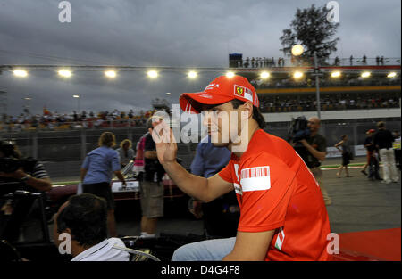 Il brasiliano pilota di Formula Uno alla Ferrari di Felipe Massa visto durante la parata dei piloti prima della partenza del Gran Premio di Singapore presso la Marina Street circuito di Singapore il 28 settembre 2008. Singapore ospiterà il Gran Premio street circuito di gara per la prima volta. Foto: Frank può Foto Stock