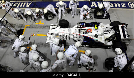 Il polacco pilota di Formula Uno Robert Kubica della BMW Sauber fa un pit stop durante il Grand Prix di Singapore in Via Marina circuito di Singapore il 28 settembre 2008. Singapore ospita il Grand Prix street circuito di gara per la prima volta. Foto: Jens Buettner Foto Stock