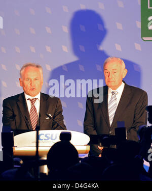 CSU presidente Erwin Huber (L) e il Primo Ministro bavarese Guenther Beckstein (CSU) si riuniscono in seno al Parlamento di commentare i risultati del primo estrapolazione di fronte ai propri tifosi in Monaco di Baviera, Germania, 28 Septemebr 2008. La CSU ha perso la sua maggioranza assoluta in Baviera. Foto: Gero Breloer Foto Stock