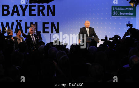 Il Primo Ministro bavarese Guenther Beckstein (CSU) visto sul palco del Parlamento Bavarese dove ha commentato i risultati della prima estrapolazione, Monaco di Baviera, Germania, il 28 settembre 2008. La CSU ha perso la sua maggioranza assoluta in Baviera. Foto: Gero Breloer Foto Stock