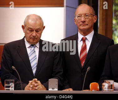 Il Primo Ministro bavarese Guenther Beckstein (CSU, L) sorge accanto alla parte superiore del candidato del DOCUP, Franz Maget, nella ZDF elezioni studio per lo Stato Bavarese di elezione a Monaco di Baviera, Germania, il 28 settembre 2008. La CSU ha perso la maggioranza assoluta nelle elezioni di stato. Foto: TIMM SCHAMBERGER Foto Stock